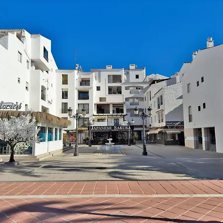 Puerto Banus - Pools & Walk 마르베야